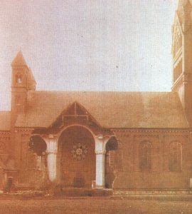 Kościół Matki Boskiej.  - Kościół Matki Boskiej. Widok od strony północnej ze zburzonym ramieniem transeptu zapadłym 9.04.1909